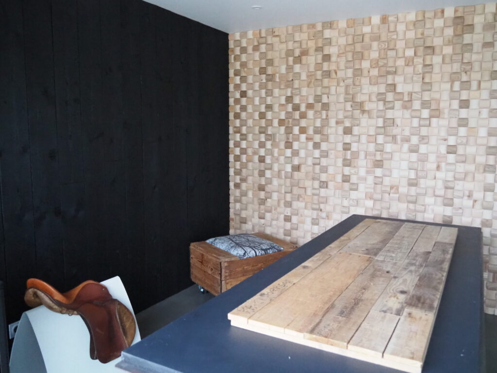 Charred wood and 3D panels, show-room located FR51390
